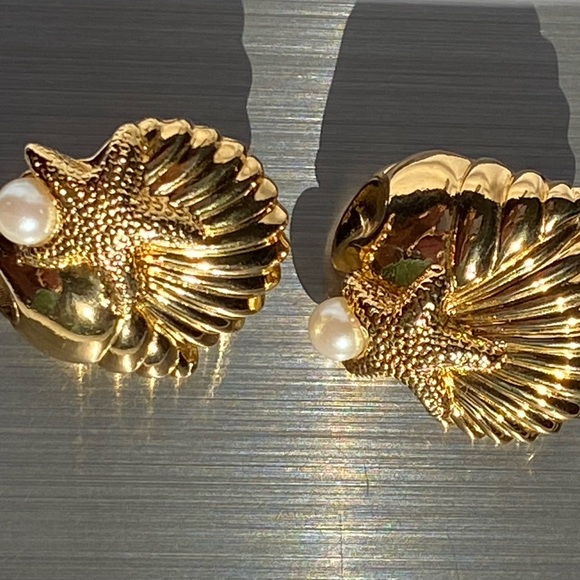 Vintage Avon Faux Pearl Shell Star Theme Gold Tone Earrings - Picture 11 of 15